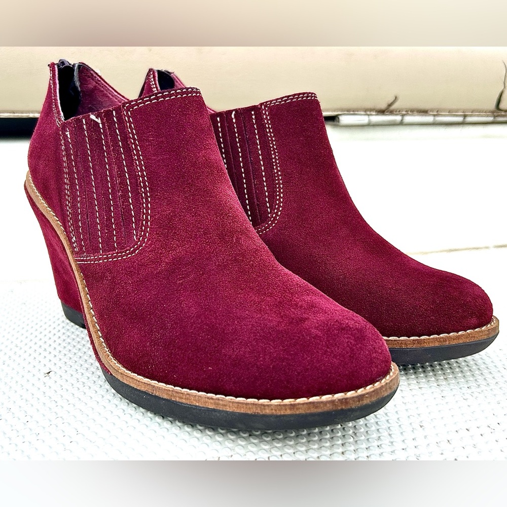 Women’s 8 M Hush Puppies Burgundy Suede Heel Zip Wedge Booties Shoes